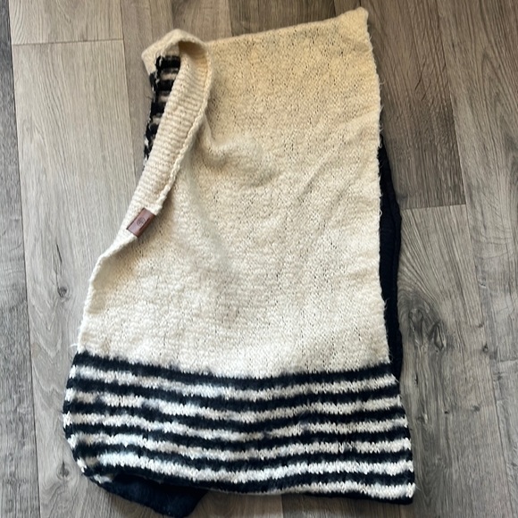 Comfy, soft, acrylic scarf in black and cream - Picture 1 of 3